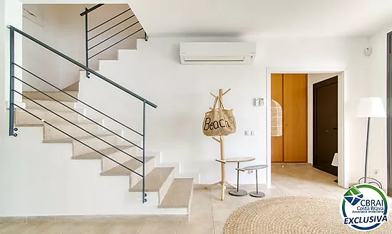 Elegant Mediterranean chalet with jacuzzi, garage and spectacular views in Roses