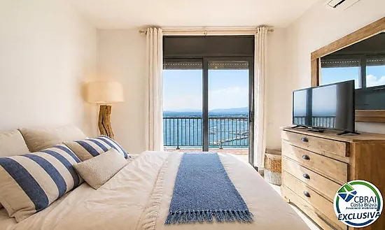 Elegant Mediterranean chalet with jacuzzi, garage and spectacular views in Roses