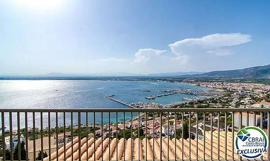 Elegant Mediterranean chalet with jacuzzi, garage and spectacular views in Roses
