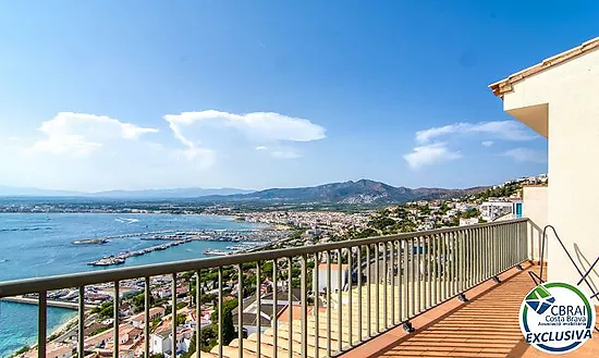 Elegant Mediterranean chalet with jacuzzi, garage and spectacular views in Roses