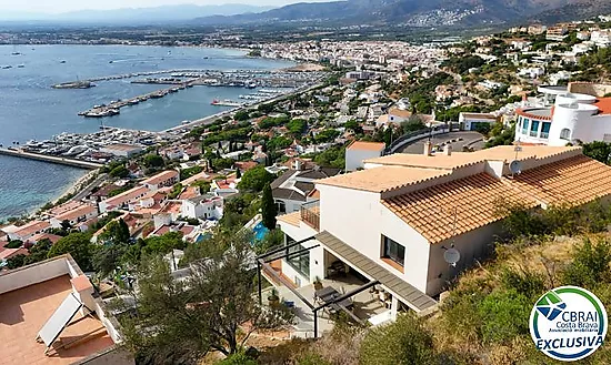 Elegant Mediterranean chalet with jacuzzi, garage and spectacular views in Roses