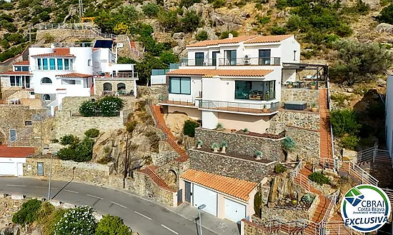 Elegant Mediterranean chalet with jacuzzi, garage and spectacular views in Roses