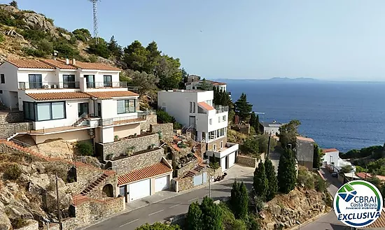Elegant Mediterranean chalet with jacuzzi, garage and spectacular views in Roses