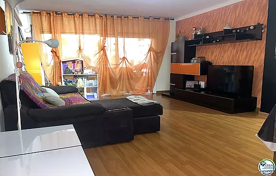 Renovated apartment in the center of Llançà, ready to move in