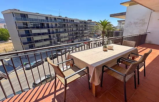 Bright Apartment with Terrace — Top Floor, Santa Margarita, Roses
