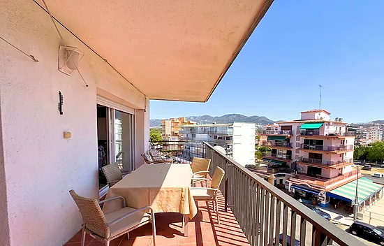 Bright Apartment with Terrace — Top Floor, Santa Margarita, Roses