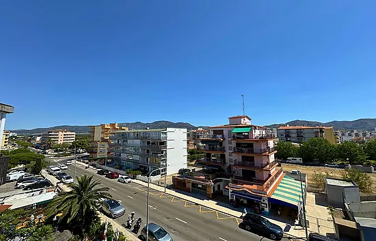 Bright Apartment with Terrace — Top Floor, Santa Margarita, Roses