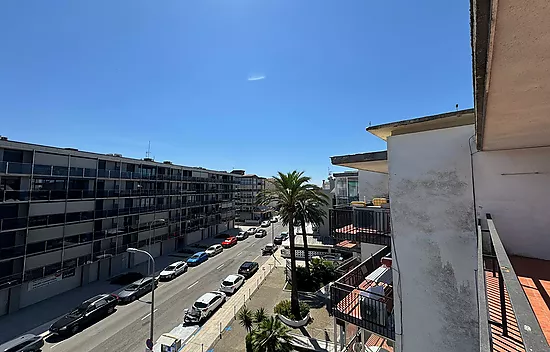 Bright Apartment with Terrace — Top Floor, Santa Margarita, Roses