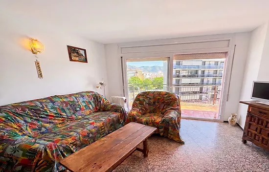 Bright Apartment with Terrace — Top Floor, Santa Margarita, Roses