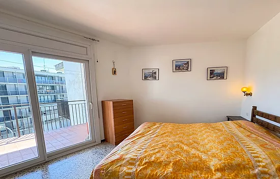 Bright Apartment with Terrace — Top Floor, Santa Margarita, Roses