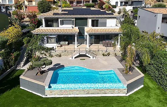Design villa with swimming pool and spectacular views over the Bay of Roses – Palau-saverdera