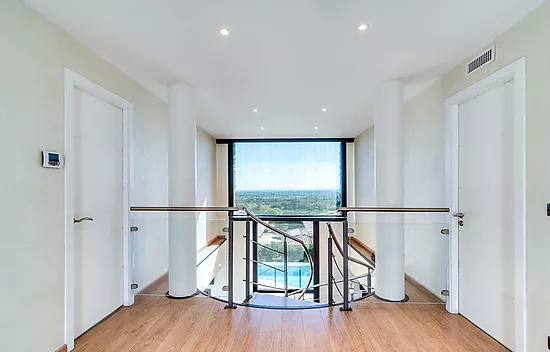 Design villa with swimming pool and spectacular views over the Bay of Roses – Palau-saverdera