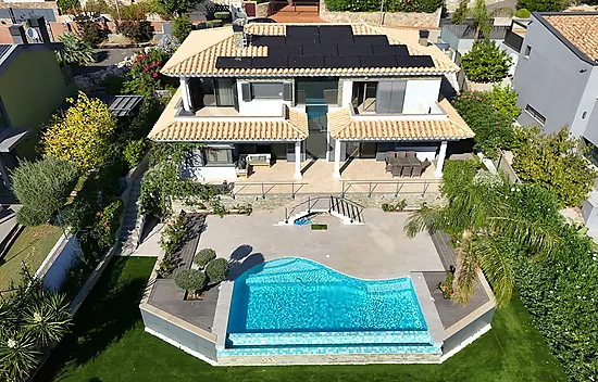 Design villa with swimming pool and spectacular views over the Bay of Roses – Palau-saverdera