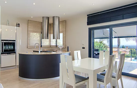 Design villa with swimming pool and spectacular views over the Bay of Roses – Palau-saverdera