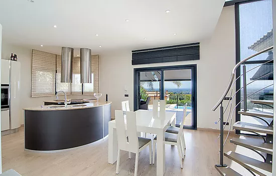 Design villa with swimming pool and spectacular views over the Bay of Roses – Palau-saverdera