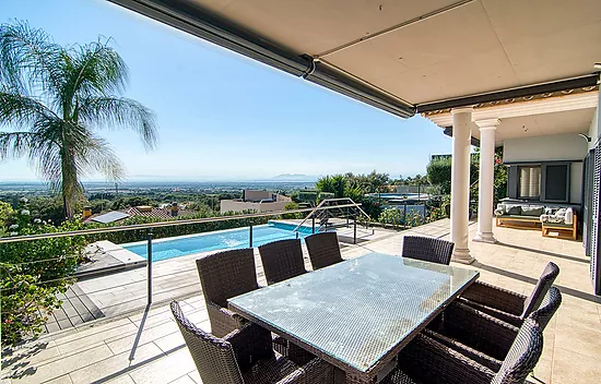 Design villa with swimming pool and spectacular views over the Bay of Roses – Palau-saverdera