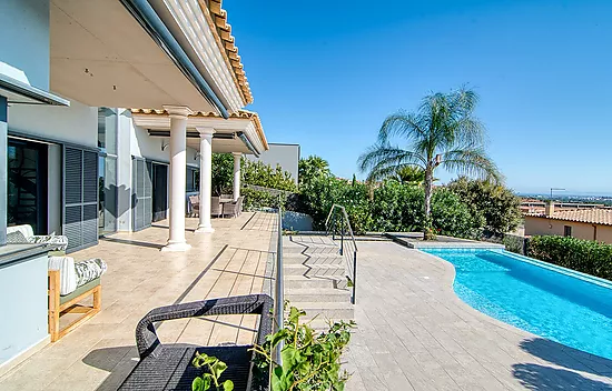 Design villa with swimming pool and spectacular views over the Bay of Roses – Palau-saverdera