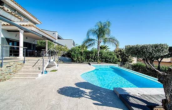 Design villa with swimming pool and spectacular views over the Bay of Roses – Palau-saverdera