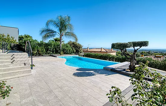 Design villa with swimming pool and spectacular views over the Bay of Roses – Palau-saverdera