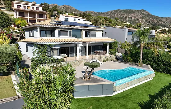 Design villa with swimming pool and spectacular views over the Bay of Roses – Palau-saverdera
