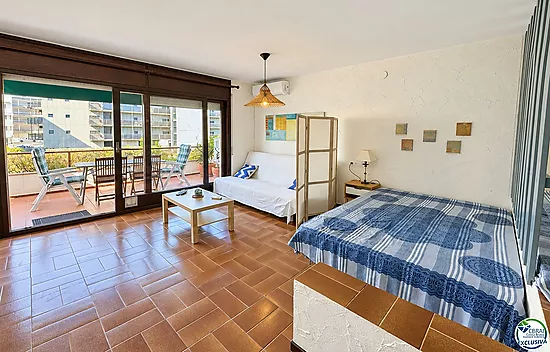 Grand studio avec terrasse et licence touristique à 80 mètres de la plage de Santa Margarita - Roses