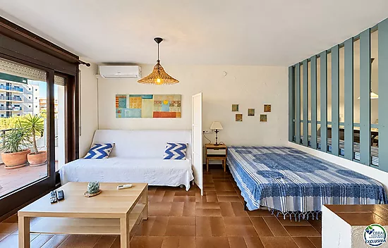 Grand studio avec terrasse et licence touristique à 80 mètres de la plage de Santa Margarita - Roses