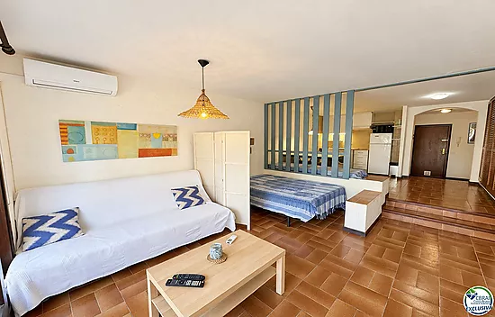 Grand studio avec terrasse et licence touristique à 80 mètres de la plage de Santa Margarita - Roses