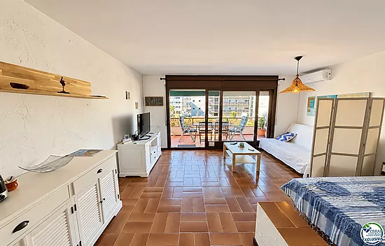 Grand studio avec terrasse et licence touristique à 80 mètres de la plage de Santa Margarita - Roses