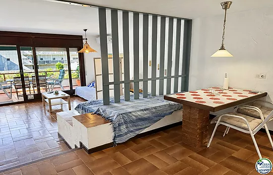 Grand studio avec terrasse et licence touristique à 80 mètres de la plage de Santa Margarita - Roses