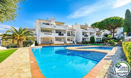 Apartamento con terraza, piscina, parking y licencia turística en Puig Rom – Roses
