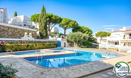 Apartamento con terraza, piscina, parking y licencia turística en Puig Rom – Roses