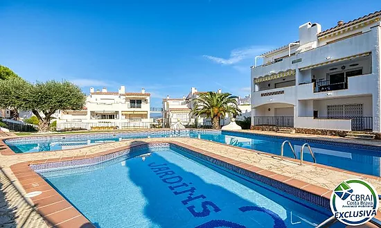 Apartamento con terraza, piscina, parking y licencia turística en Puig Rom – Roses