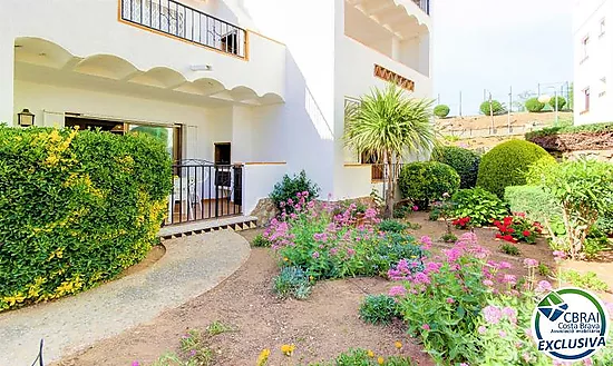 Apartamento con terraza, piscina, parking y licencia turística en Puig Rom – Roses