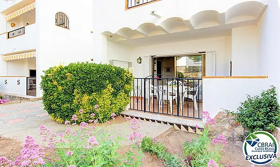 Apartamento con terraza, piscina, parking y licencia turística en Puig Rom – Roses