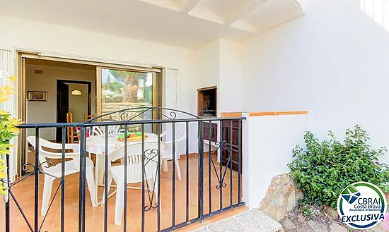 Apartamento con terraza, piscina, parking y licencia turística en Puig Rom – Roses