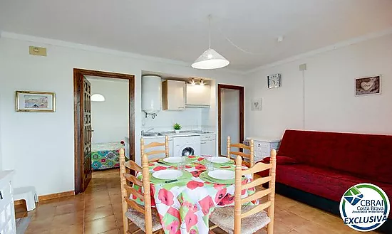 Apartamento con terraza, piscina, parking y licencia turística en Puig Rom – Roses
