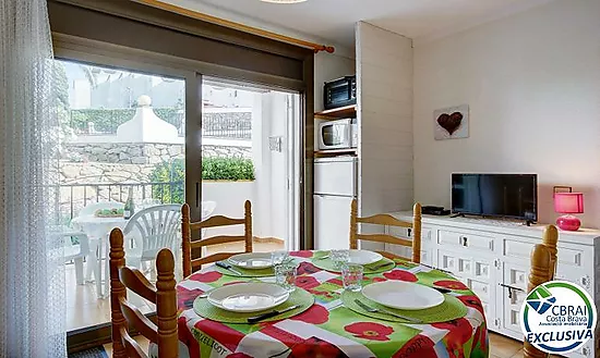 Apartamento con terraza, piscina, parking y licencia turística en Puig Rom – Roses