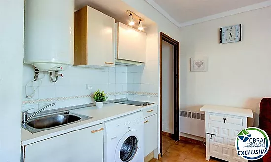 Apartamento con terraza, piscina, parking y licencia turística en Puig Rom – Roses