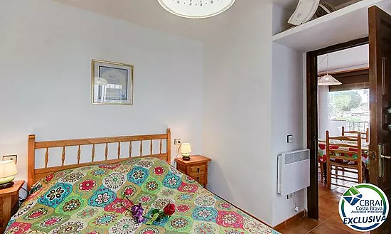 Apartamento con terraza, piscina, parking y licencia turística en Puig Rom – Roses