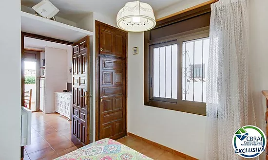 Apartamento con terraza, piscina, parking y licencia turística en Puig Rom – Roses