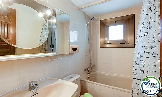 Apartamento con terraza, piscina, parking y licencia turística en Puig Rom – Roses
