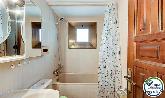 Apartamento con terraza, piscina, parking y licencia turística en Puig Rom – Roses