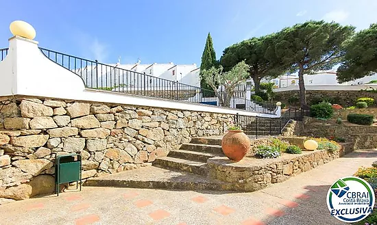 Apartamento con terraza, piscina, parking y licencia turística en Puig Rom – Roses