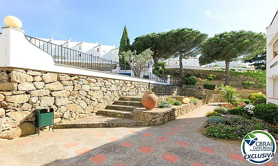 Apartamento con terraza, piscina, parking y licencia turística en Puig Rom – Roses