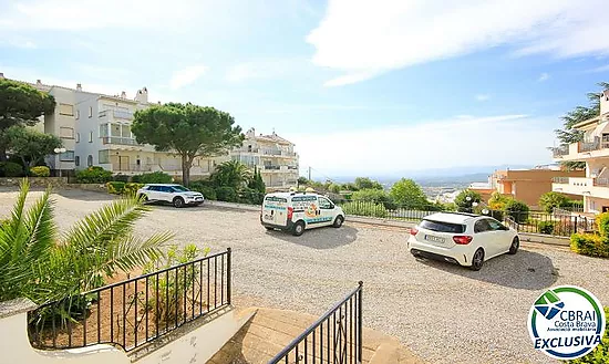 Apartamento con terraza, piscina, parking y licencia turística en Puig Rom – Roses
