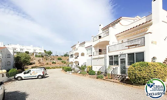 Apartamento con terraza, piscina, parking y licencia turística en Puig Rom – Roses