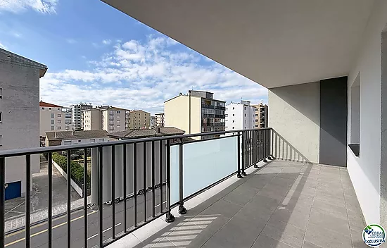 Renovated 2-bedroom apartment with terrace in Santa Margarida, Roses