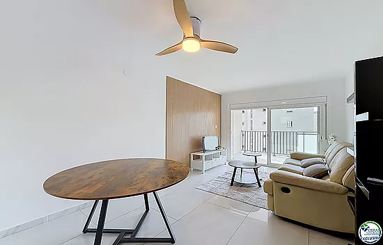 Renovated 2-bedroom apartment with terrace in Santa Margarida, Roses
