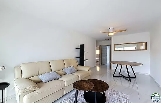 Renovated 2-bedroom apartment with terrace in Santa Margarida, Roses