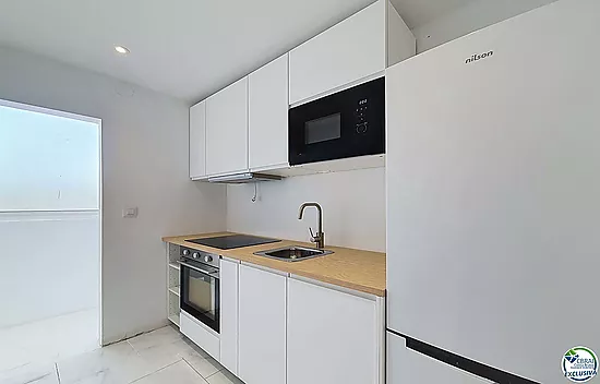 Renovated 2-bedroom apartment with terrace in Santa Margarida, Roses